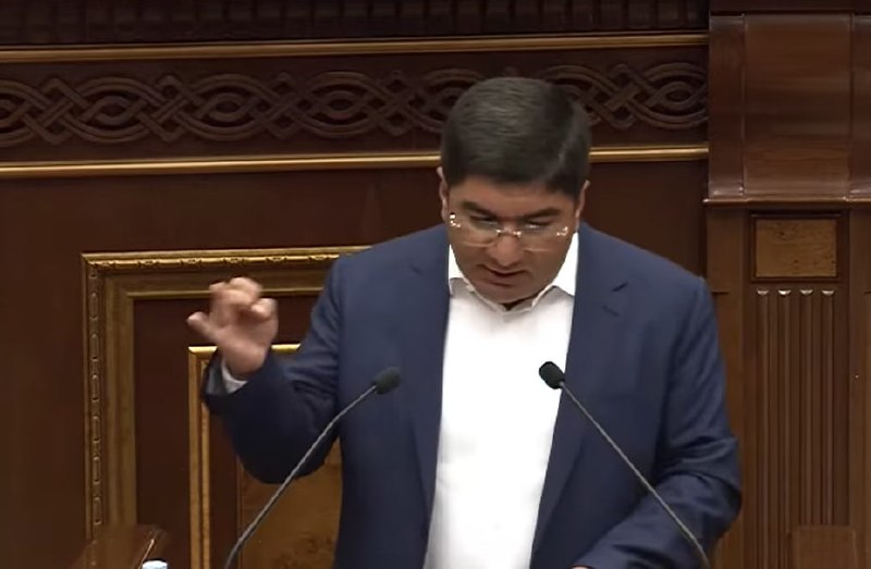 В Давташене обсуждают трибуну парламента: дух худших заседаний горсовета