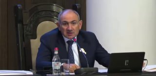 Никол Пашинян выступает перед жителями Давташена