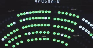 Скандал на первой сессии парламента Армении: Сукиасян и Каграманян спорят о кнопках