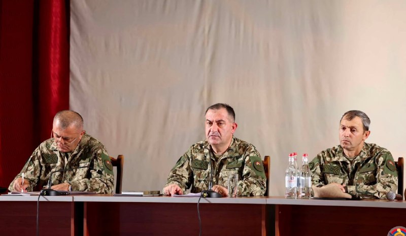 Генерал-лейтенант Эдвард Асриан посетил воинскую часть в Давташене для повышения дисциплины