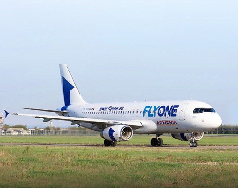 Самолёт FlyOne Armenia в аэропорту Еревана, рейс в Душанбе