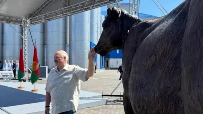 Лукашенко получил бронзовую корову от «Савушкин продукт» в Березе: что известно