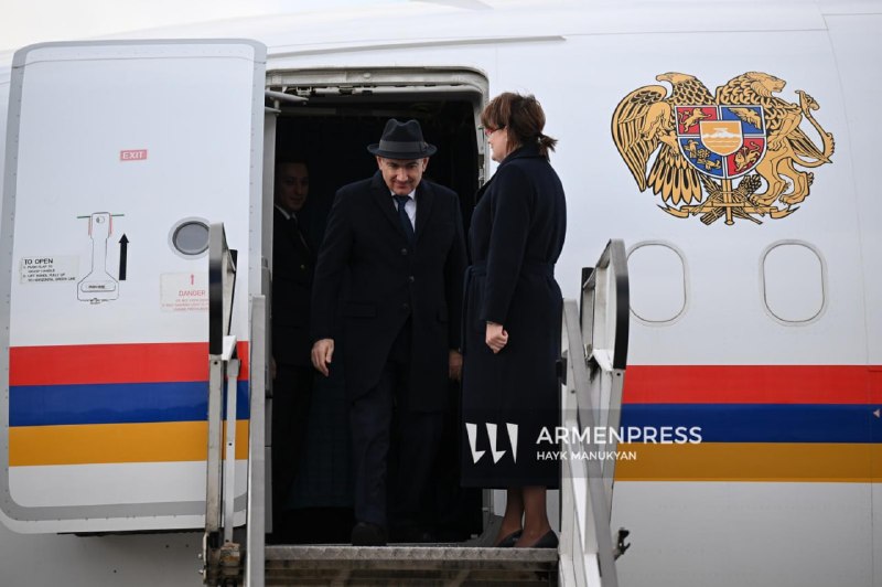 Никол Пашинян на трапе самолета перед визитом в Россию, Давташен
