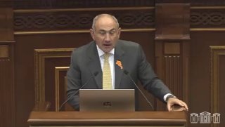 Никол Пашинян выступает в парламенте Армении