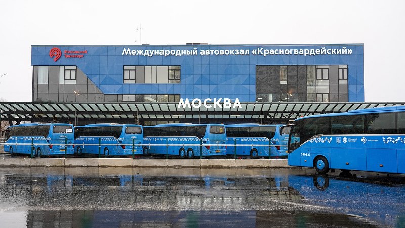 Автобус на фоне автовокзала Красногвардейский в Москве, рейс в Ереван