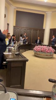 Сотрудники Аппарата премьер-министра Армении аплодисментами проводили Араика Арутюняна