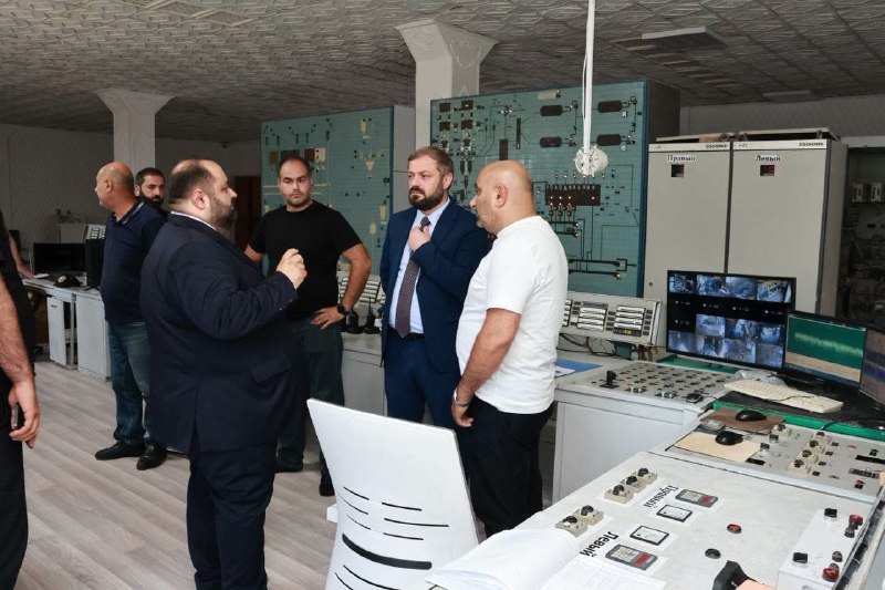 Министр экономики Геворг Папоян на заводе «Араратцемент» в Давташене