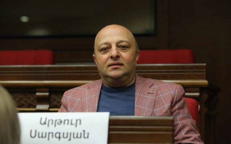 Судья Карен Фархоян объявляет решение о домашнем аресте депутата Артура Саргсяна в Ереване