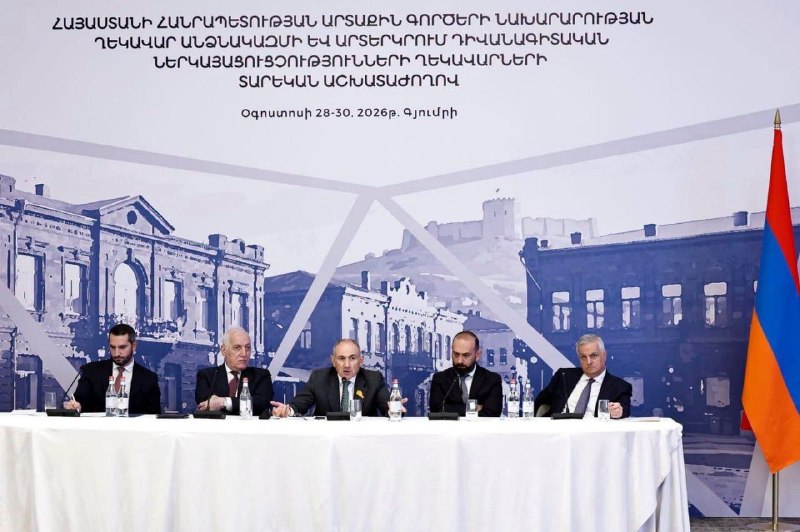 Никол Пашинян и Ваагн Хачатурян обсудили внешнюю политику и переименование МИД на семинаре