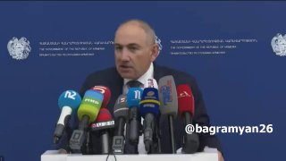 Премьер-министр Армении Никол Пашинян на фоне флага, Давташен