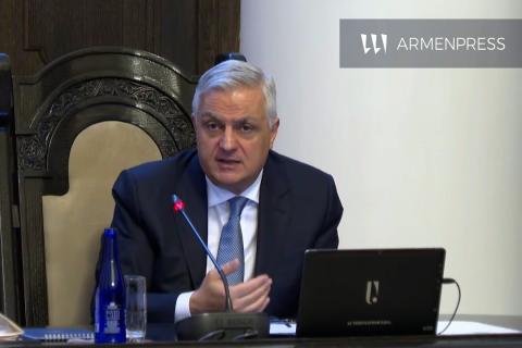Вице-премьер Армении Мгер Григорян на брифинге, Ереван