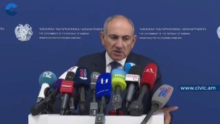 Гагик Царукян, лидер партии Процветающая Армения, на фоне здания правительства в Ереване