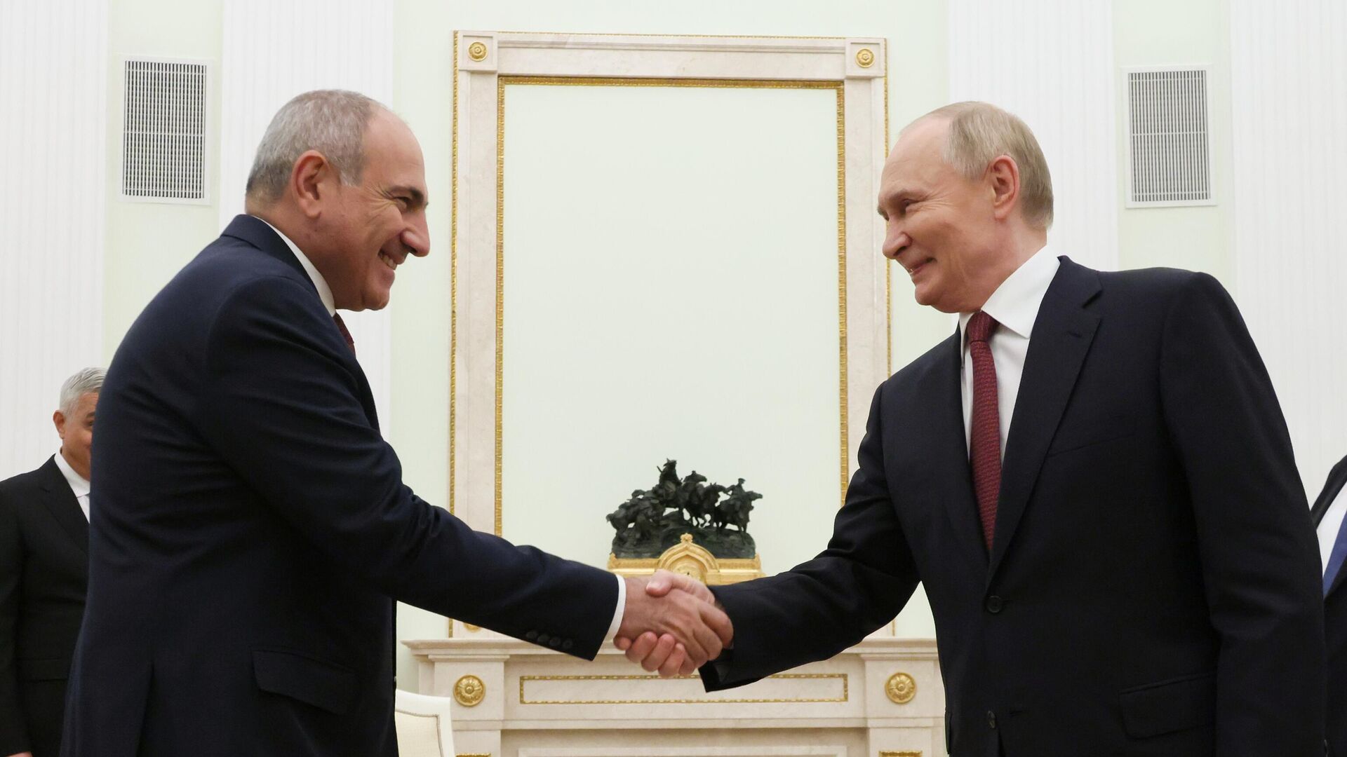 Пашинян встретится с Путиным: что известно о переговорах в Давташене