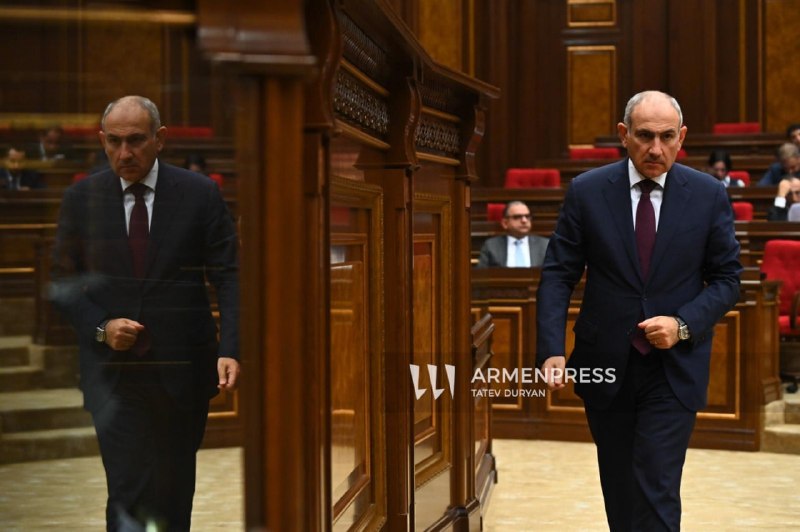Здание Национального Собрания Армении в Ереване, Давташен