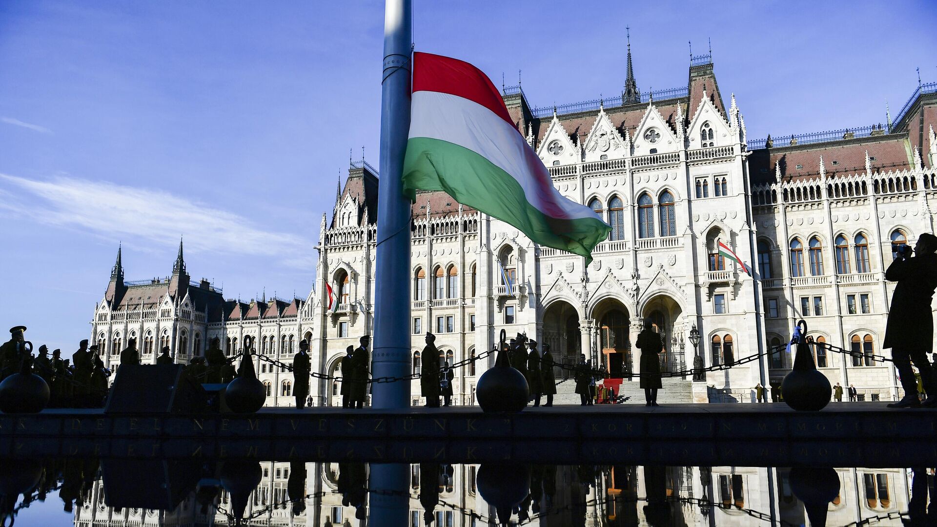 Здание правительства Венгрии в Будапеште, флаги ЕС и Венгрии