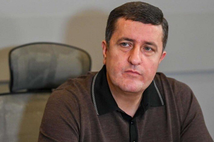 Депутат Давид Казинян из партии «Сильная Армения» покидает здание суда в Давташене.