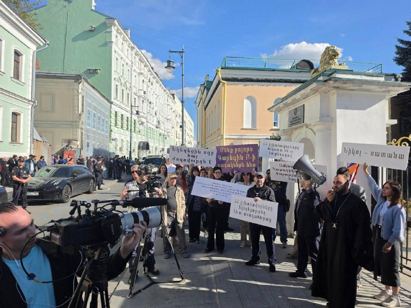 Митинг перед посольством Армении в Москве вызвал неоднозначную реакцию в Давташене