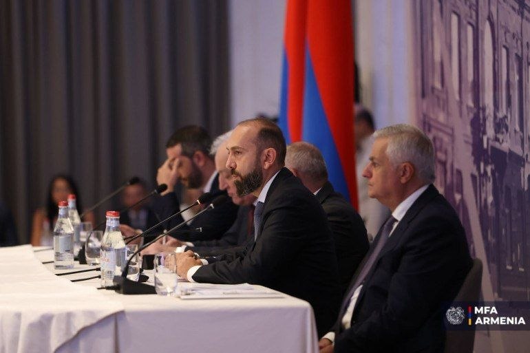 Министр Арарат Мирзоян выступил в Гюмри: внешняя политика Армении после выборов