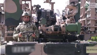 Министр обороны Армении Сурен Папикян на фоне артиллерийских установок