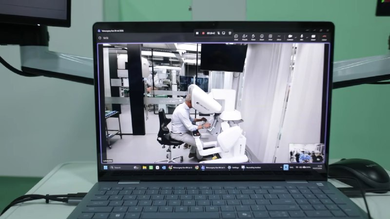Робот Toumai MT-1000 в медицинском центре SlavMed в Ереване во время первой дистанционной операции