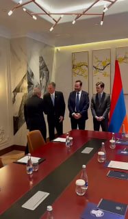 Пашинян в Ереване встретился с сенатором США Стивом Дэйнсом