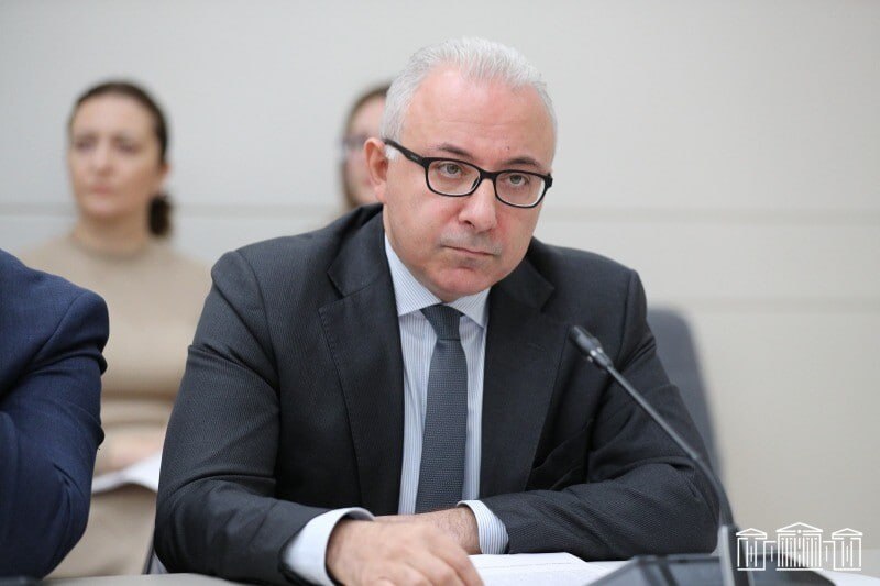 Заместитель министра иностранных дел Армении Мнацакан Сафарян дает интервью в парламенте в Давташене