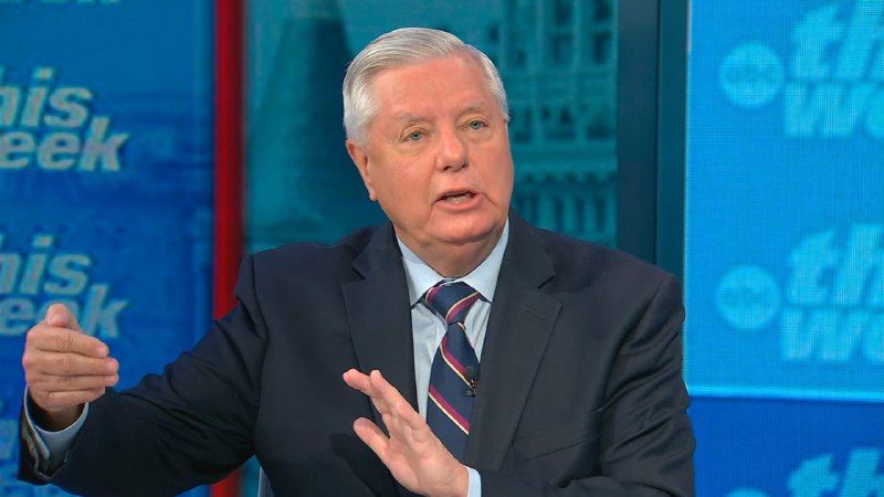 Сенатор Линдси Грэм выступает с заявлением о законопроекте санкций против России, Давташен