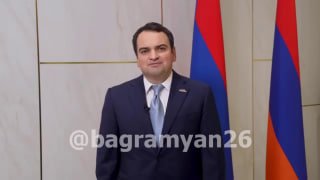 Логотип блока «Баграмян-26» на фоне здания администрации Давташена