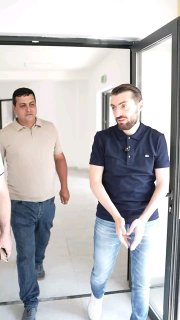 Губернатор Лори Арен Мкртчян у здания школы №13 в Ванадзоре