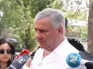 Кандидат на выборах в Давташене, Ереван, обсуждает мандаты