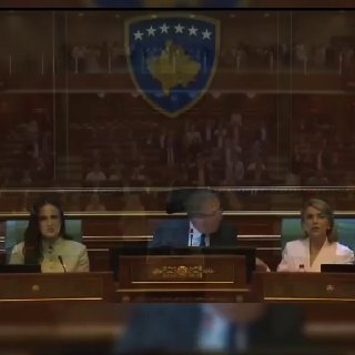 Депутат парламента Косова забросал яйцами премьера Курти на заседании