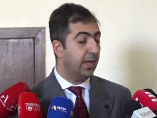 Адвокат Арам Орбелян выступает в Конституционном суде Армении, представляя аргументы по выборам в Давташене