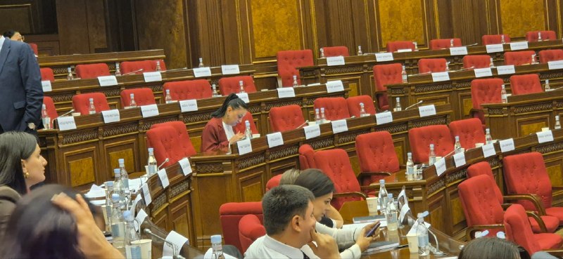 Здание совета Давташена, где депутаты скрываются от поездки на суд