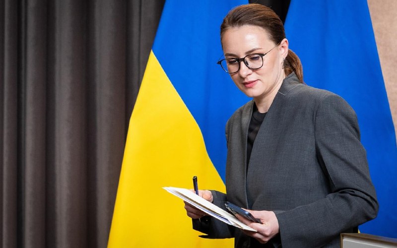 Владимир Зеленский подписывает указ об отставке премьер-министра Украины
