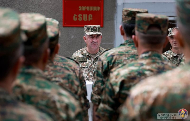 Эдуард Асрян на церемонии передачи боевого знамени в спецсоединении, Давташен