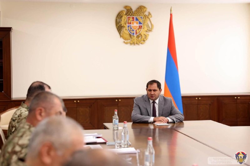 Сурен Папикян провел совещание по комплектованию ВС Армении