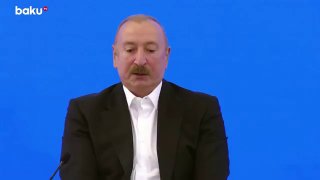 Андрей Пивоваров, российский оппозиционный политик, на фоне флагов России и Армении