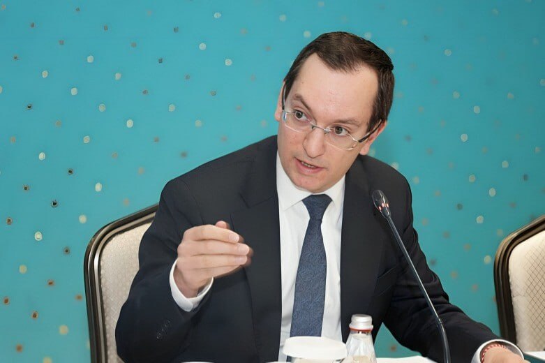 Урсула фон дер Ляйен и флаги ЕС и Армении на фоне здания правительства в Ереване