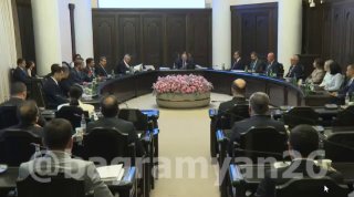 Заседание правительства Армении, министр экономики Геворг Папоян и премьер-министр Никол Пашинян обсуждают экспорт тепличной