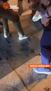 Сотрудники Службы охраны обезвреживают мужчину с ножом в Давташене, Ереван