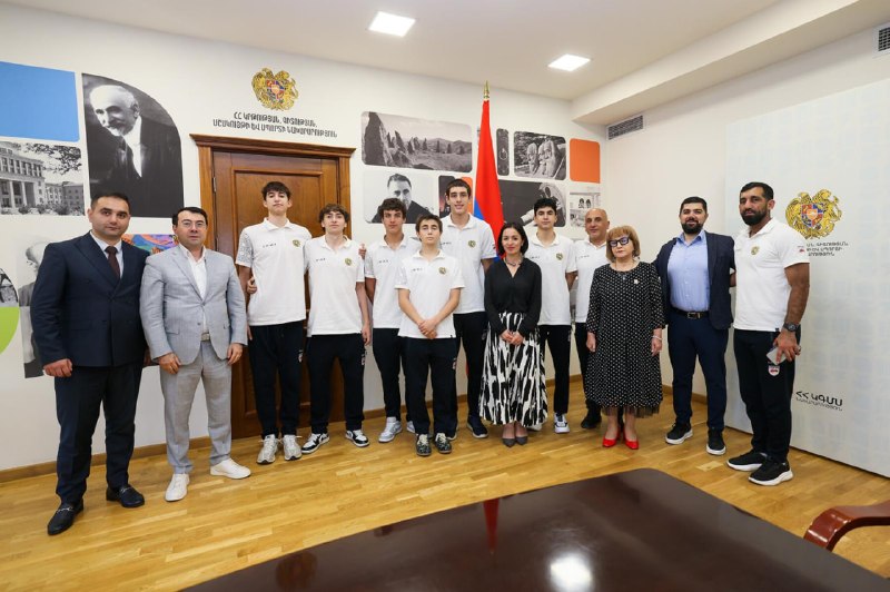 Министр Жанна Андреасян поздравляет сборную Армении U16 по баскетболу с золотом чемпионата Европы в Ереване