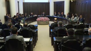Никол Пашинян выступает в Давташене, обсуждая безопасность данных смартфонов