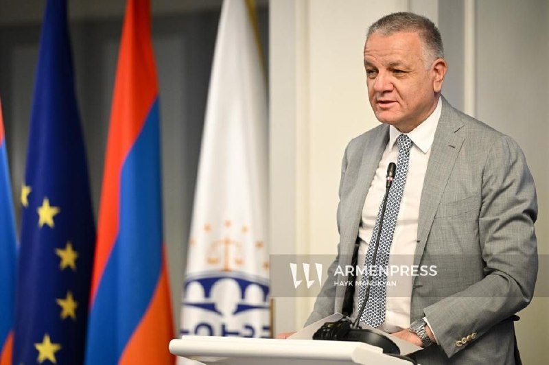 Посол ЕС Василис Марагос выступает на церемонии в Ереване, посвященной реформам правосудия.