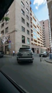 Сотрудники мэрии Еревана проводят проверку на одной из автостоянок в районе Давташен.