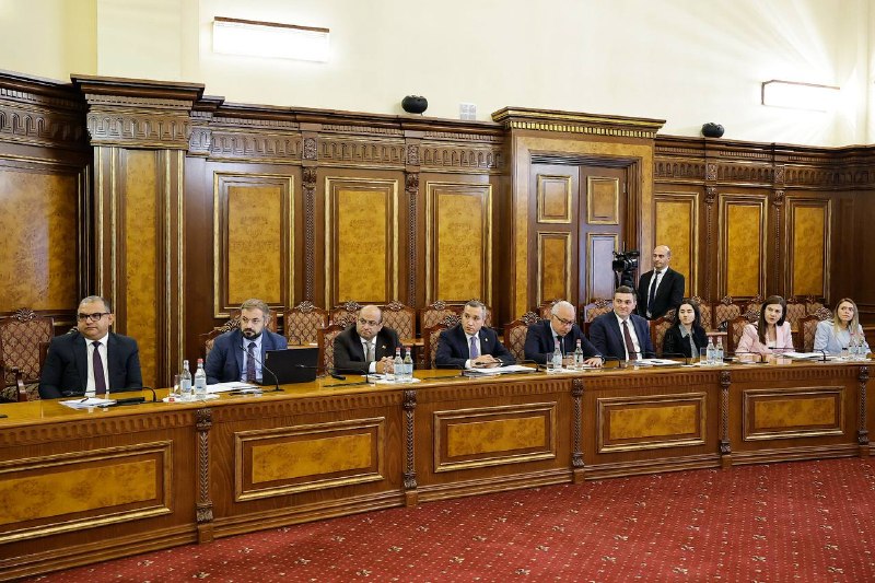 Премьер-министр Армении Никол Пашинян на консультациях по производству пшеницы