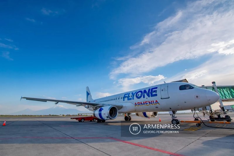 Самолет FlyOne Armenia в аэропорту Еревана, рейс Ереван-Душанбе