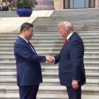 Председатель КНР Си Цзиньпин и президент США Дональд Трамп на встрече