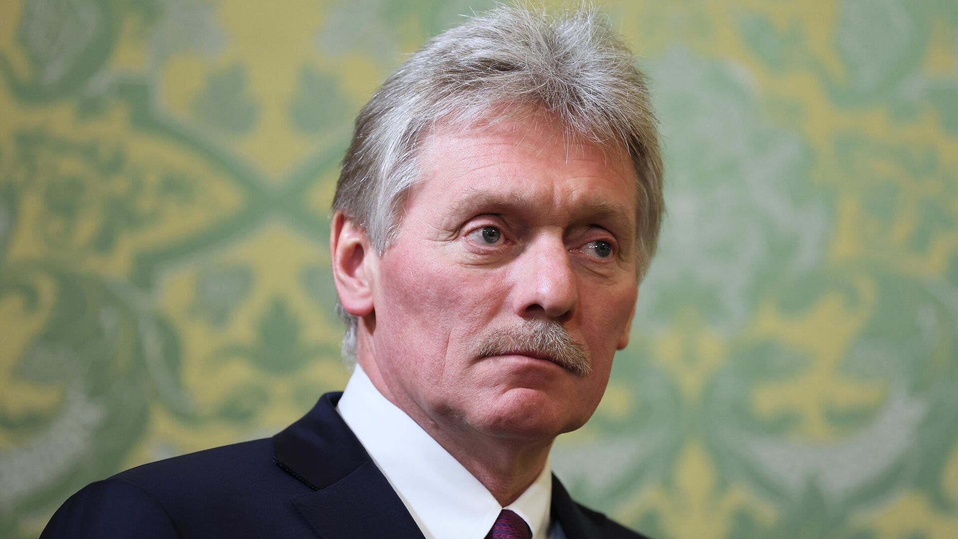 Пресс-секретарь президента России Дмитрий Песков на брифинге в Кремле