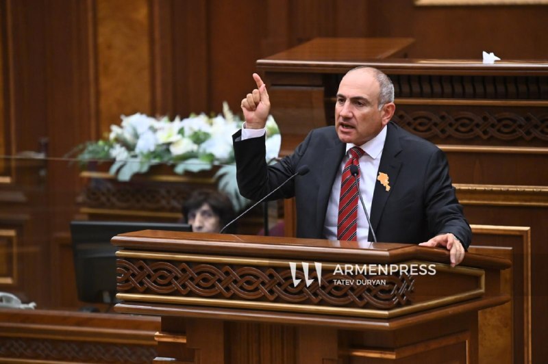 Никол Пашинян выступает в парламенте Армении, Ереван
