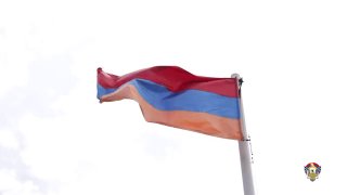 Сурен Папикян вручил выпускникам Военной академии в Ереване сертификаты на квартиры